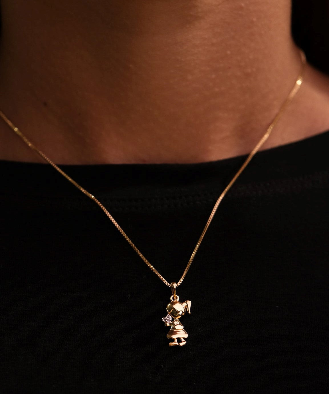 Pingente ensina a menina no caminho