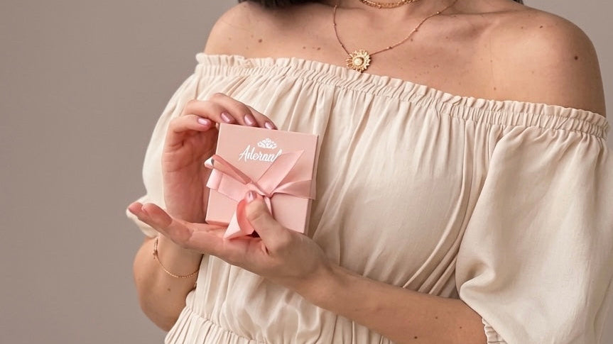 Carregar vídeo: Irmãs gêmeas usando as joias da Adornadas